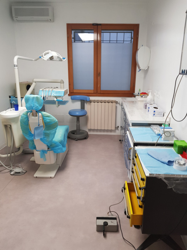 Nel centro del paese appartamento al piano terra ad uso studio medico e dentistico, recentemente ...