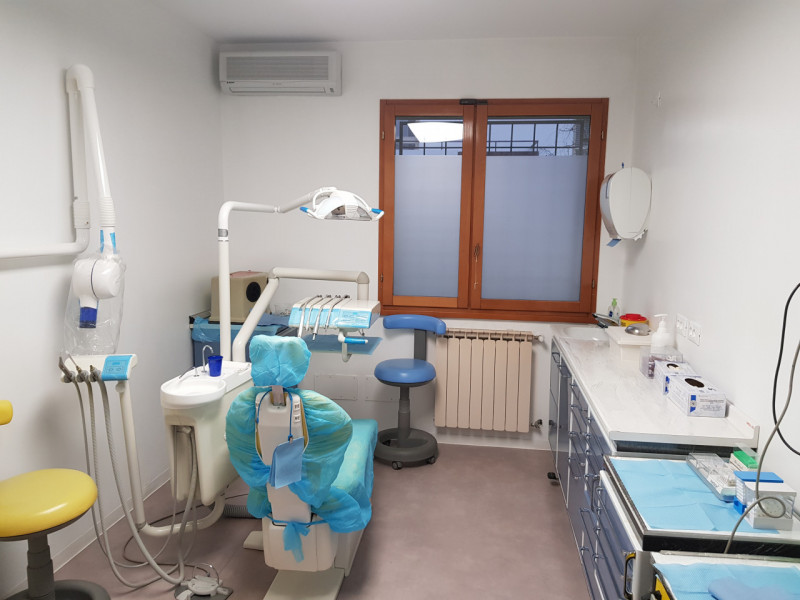 Nel centro del paese appartamento al piano terra ad uso studio medico e dentistico, recentemente ...