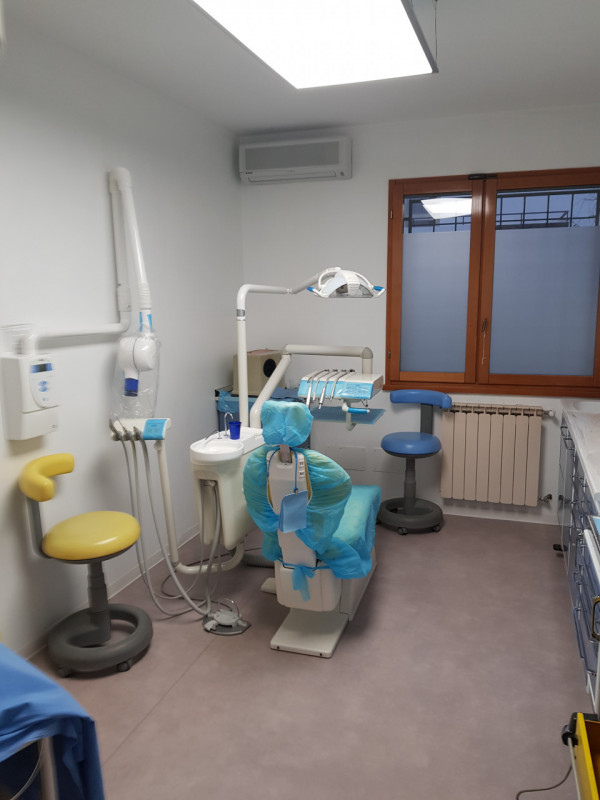 Nel centro del paese appartamento al piano terra ad uso studio medico e dentistico, recentemente ...