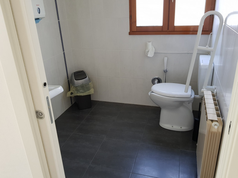 Nel centro del paese appartamento al piano terra ad uso studio medico e dentistico, recentemente ...