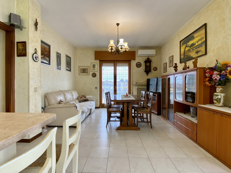 In zona residenziale tranquilla e al riparo dal traffico, proponiamo in vendita un appartamento t...