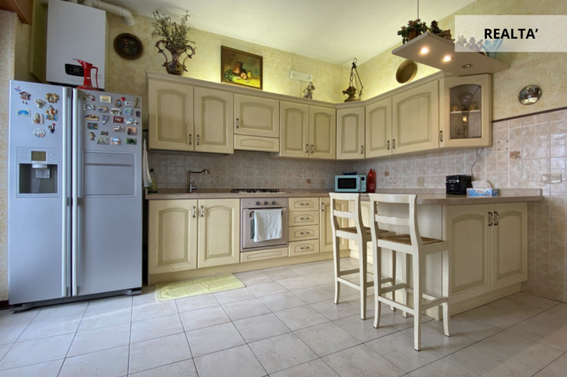 In zona residenziale tranquilla e al riparo dal traffico, proponiamo in vendita un appartamento t...