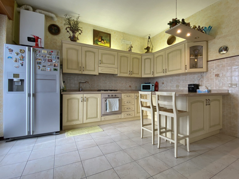 In zona residenziale tranquilla e al riparo dal traffico, proponiamo in vendita un appartamento t...