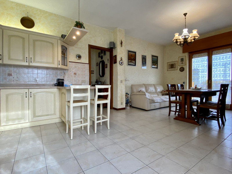 In zona residenziale tranquilla e al riparo dal traffico, proponiamo in vendita un appartamento t...