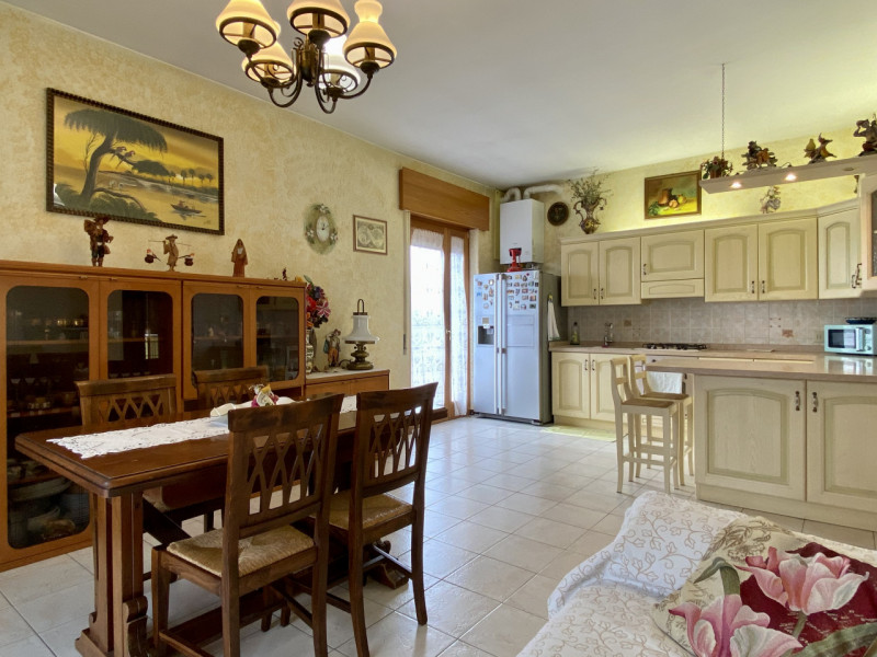 In zona residenziale tranquilla e al riparo dal traffico, proponiamo in vendita un appartamento t...