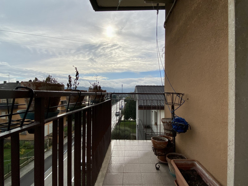 In zona residenziale tranquilla e al riparo dal traffico, proponiamo in vendita un appartamento t...