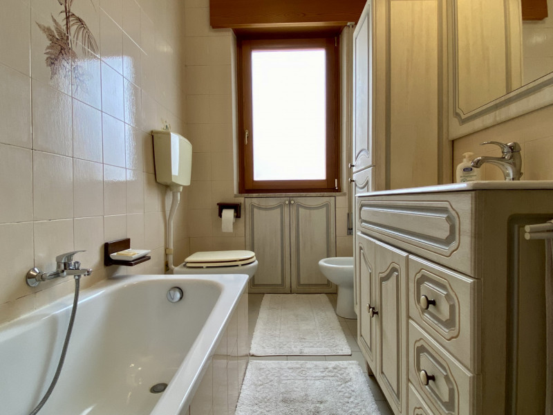 In zona residenziale tranquilla e al riparo dal traffico, proponiamo in vendita un appartamento t...