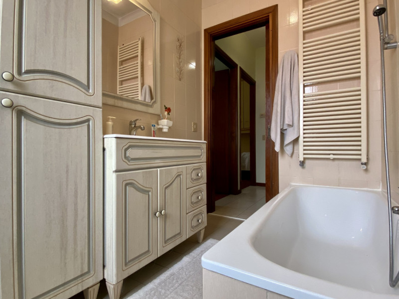 In zona residenziale tranquilla e al riparo dal traffico, proponiamo in vendita un appartamento t...