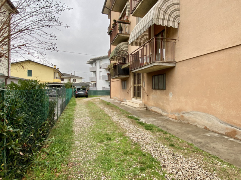 In zona residenziale tranquilla e al riparo dal traffico, proponiamo in vendita un appartamento t...