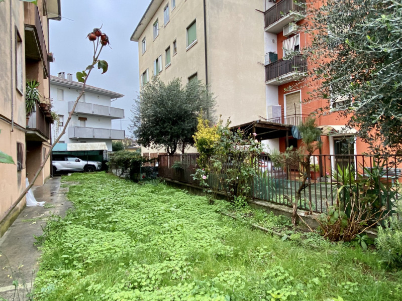 In zona residenziale tranquilla e al riparo dal traffico, proponiamo in vendita un appartamento t...