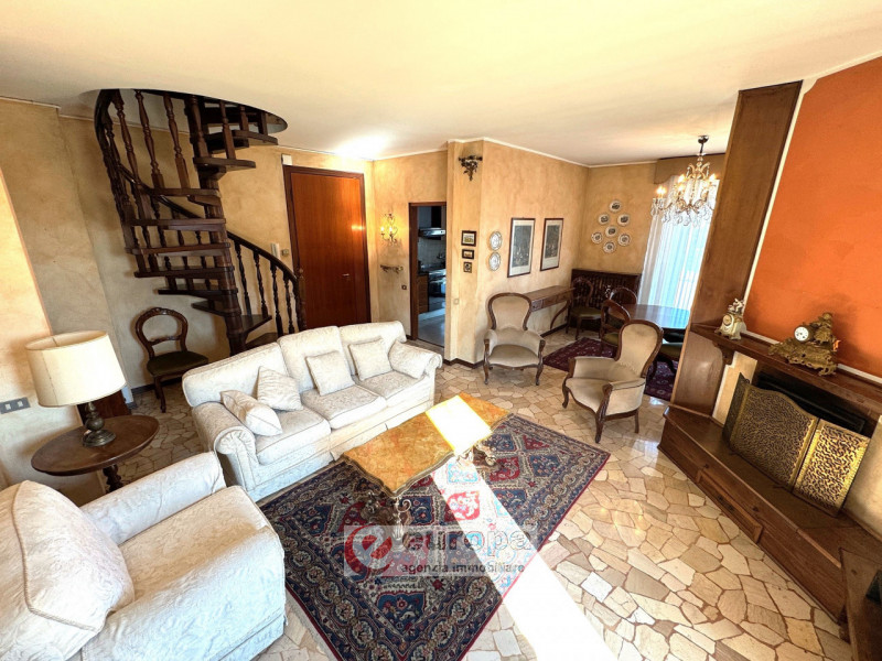 Zona Mercato Nuovo (Vicenza Ovest): spazioso appartamento bicamere al quarto piano (ultimo) servi...