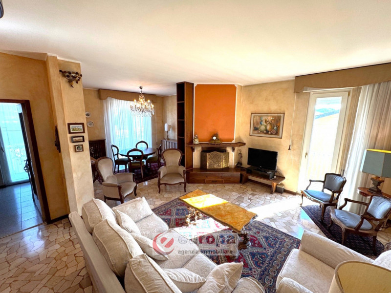 Zona Mercato Nuovo (Vicenza Ovest): spazioso appartamento bicamere al quarto piano (ultimo) servi...