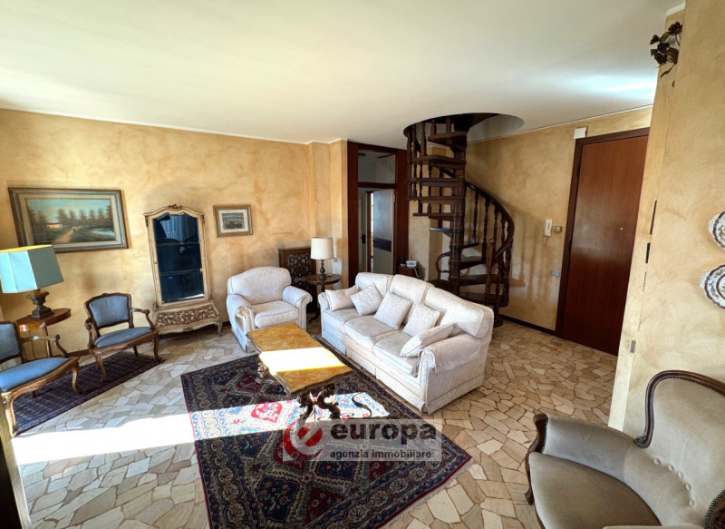 Zona Mercato Nuovo (Vicenza Ovest): spazioso appartamento bicamere al quarto piano (ultimo) servi...