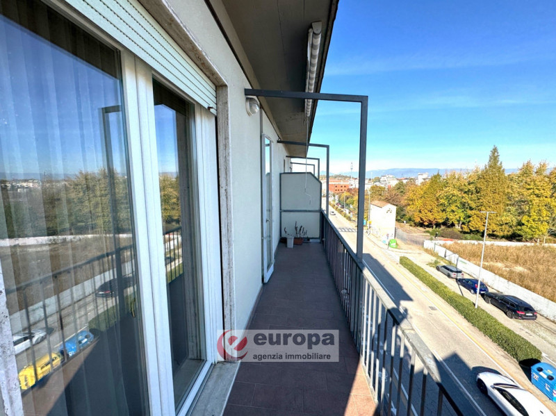 Zona Mercato Nuovo (Vicenza Ovest): spazioso appartamento bicamere al quarto piano (ultimo) servi...