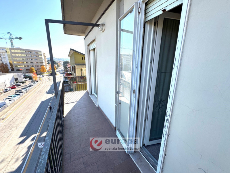 Zona Mercato Nuovo (Vicenza Ovest): spazioso appartamento bicamere al quarto piano (ultimo) servi...