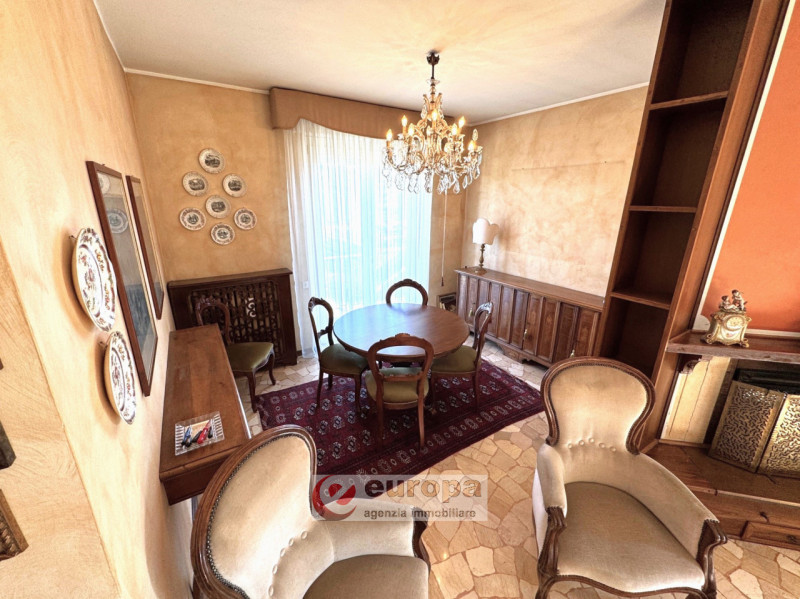 Zona Mercato Nuovo (Vicenza Ovest): spazioso appartamento bicamere al quarto piano (ultimo) servi...