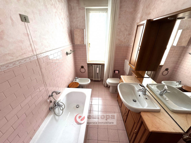 Zona Mercato Nuovo (Vicenza Ovest): spazioso appartamento bicamere al quarto piano (ultimo) servi...