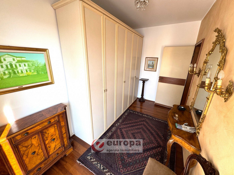 Zona Mercato Nuovo (Vicenza Ovest): spazioso appartamento bicamere al quarto piano (ultimo) servi...