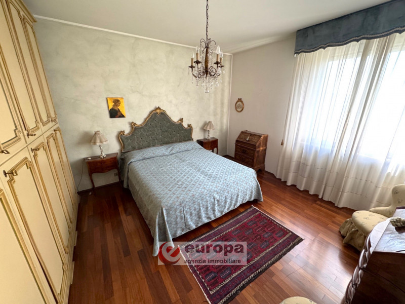 Zona Mercato Nuovo (Vicenza Ovest): spazioso appartamento bicamere al quarto piano (ultimo) servi...