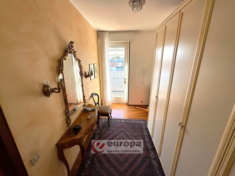 Zona Mercato Nuovo (Vicenza Ovest): spazioso appartamento bicamere al quarto piano (ultimo) servi...