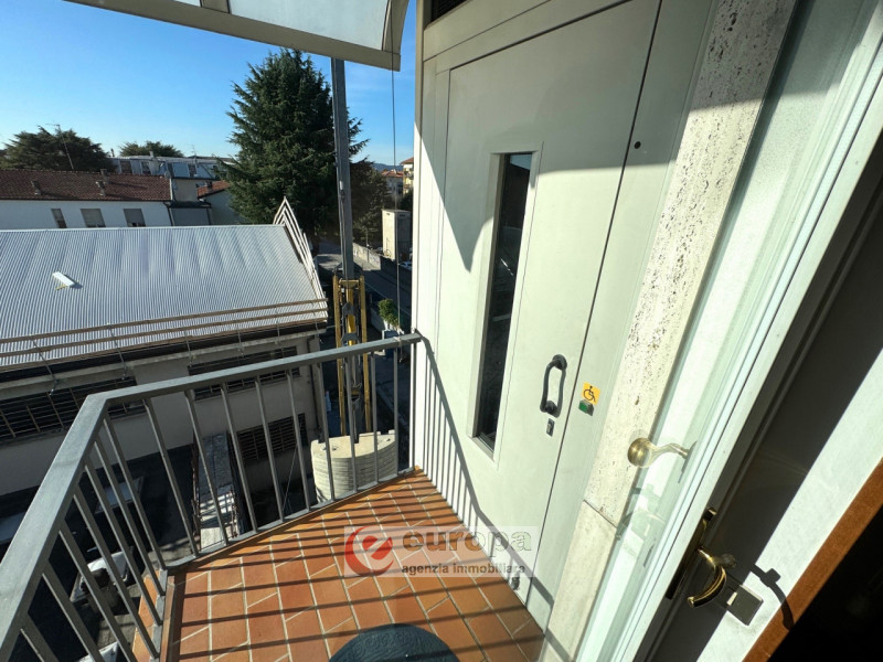 Zona Mercato Nuovo (Vicenza Ovest): spazioso appartamento bicamere al quarto piano (ultimo) servi...