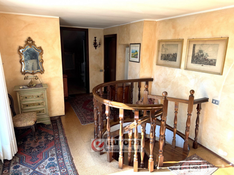 Zona Mercato Nuovo (Vicenza Ovest): spazioso appartamento bicamere al quarto piano (ultimo) servi...