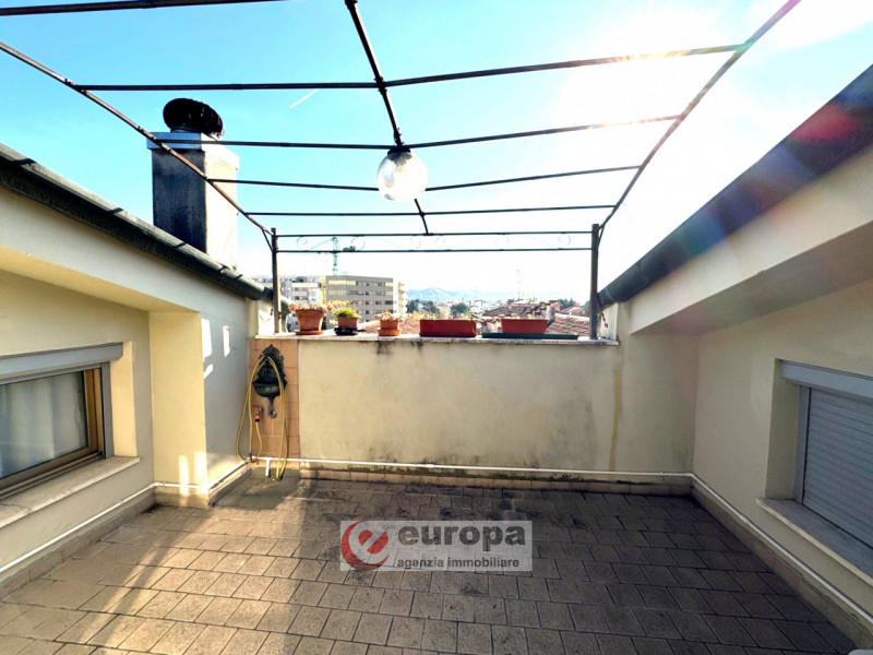 Zona Mercato Nuovo (Vicenza Ovest): spazioso appartamento bicamere al quarto piano (ultimo) servi...