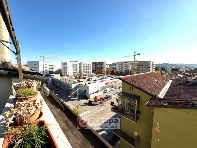 Zona Mercato Nuovo (Vicenza Ovest): spazioso appartamento bicamere al quarto piano (ultimo) servi...