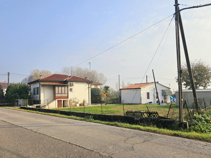 Proponiamo in vendita a Ospedaletto Euganeo, zona Palugana, in una posizione comoda alle principa...