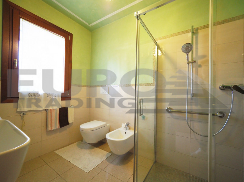 Nel pieno centro di Preganziol, proponiamo in vendita una splendida casa indipendente con ampio g...