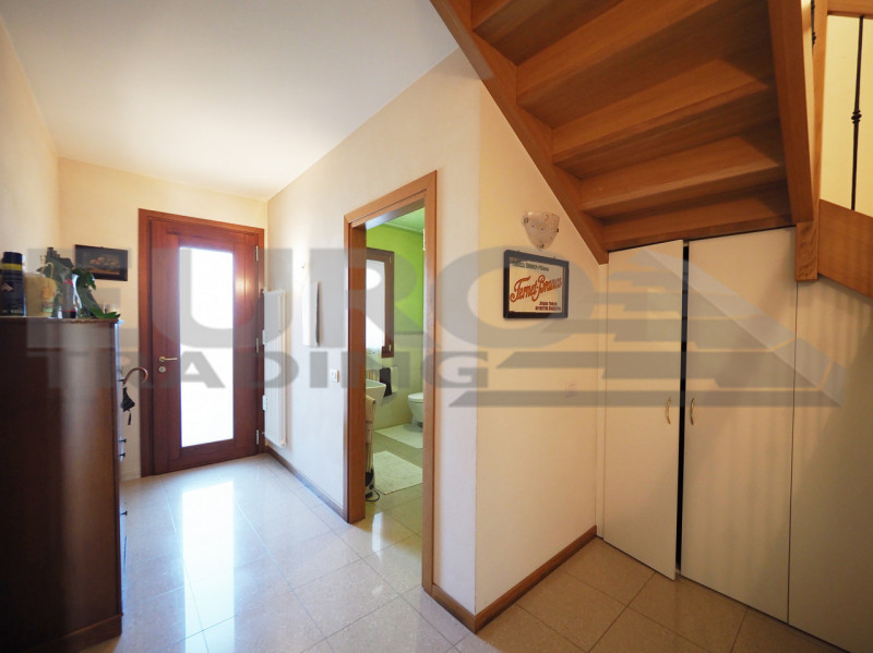 Nel pieno centro di Preganziol, proponiamo in vendita una splendida casa indipendente con ampio g...