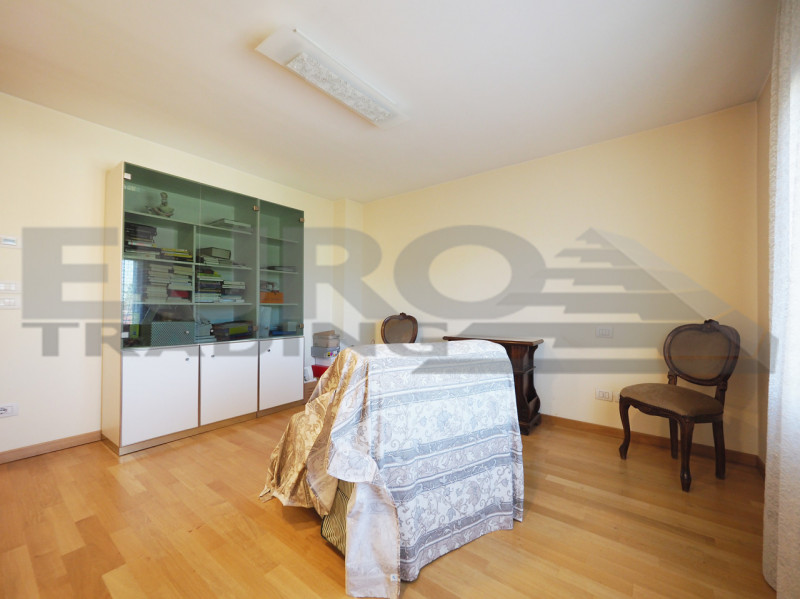 Nel pieno centro di Preganziol, proponiamo in vendita una splendida casa indipendente con ampio g...