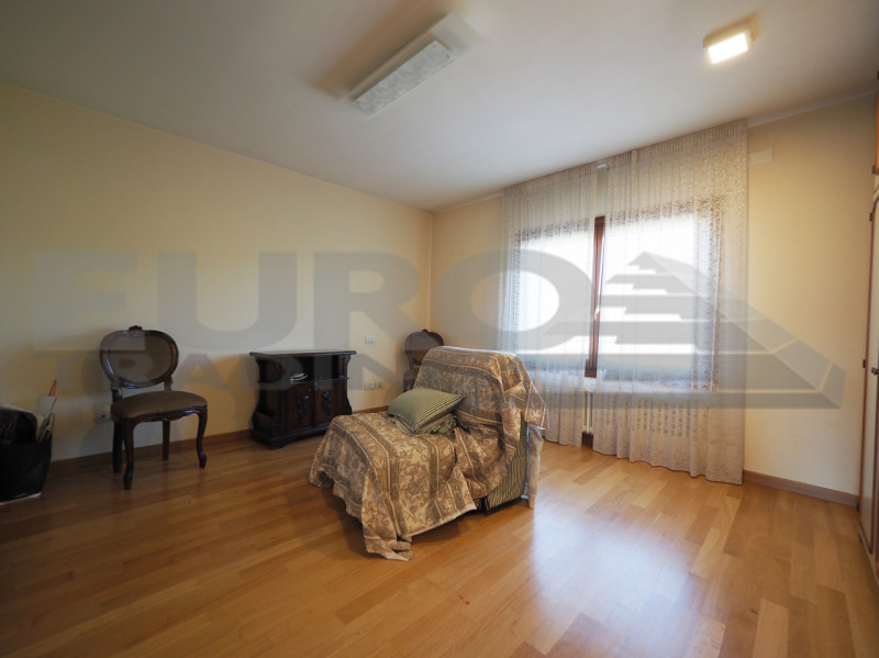 Nel pieno centro di Preganziol, proponiamo in vendita una splendida casa indipendente con ampio g...