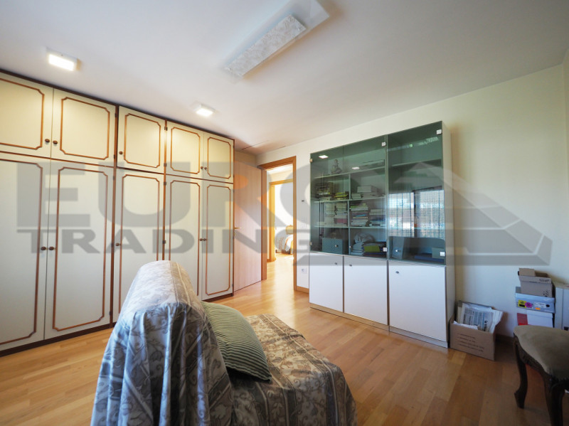 Nel pieno centro di Preganziol, proponiamo in vendita una splendida casa indipendente con ampio g...