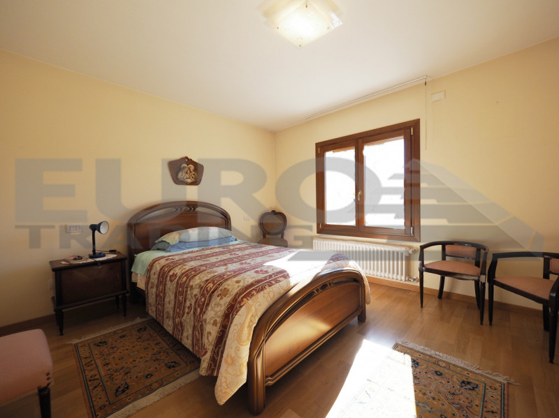 Nel pieno centro di Preganziol, proponiamo in vendita una splendida casa indipendente con ampio g...