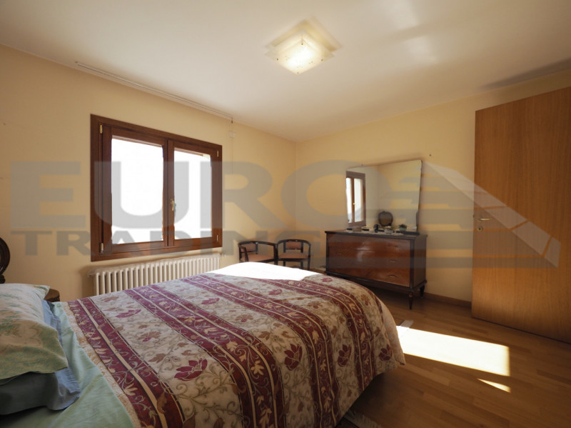 Nel pieno centro di Preganziol, proponiamo in vendita una splendida casa indipendente con ampio g...