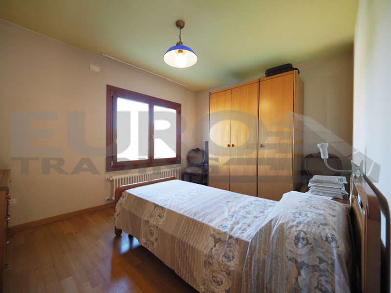 Nel pieno centro di Preganziol, proponiamo in vendita una splendida casa indipendente con ampio g...