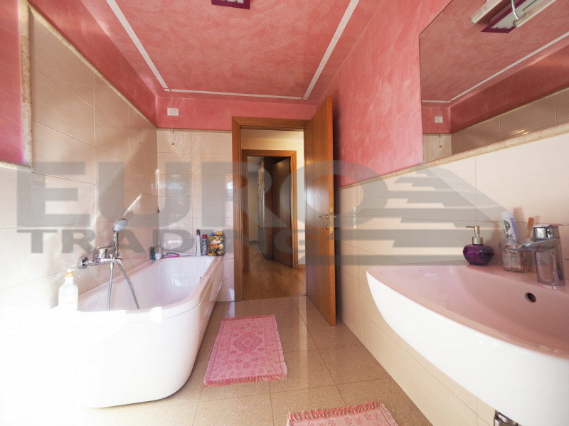 Nel pieno centro di Preganziol, proponiamo in vendita una splendida casa indipendente con ampio g...