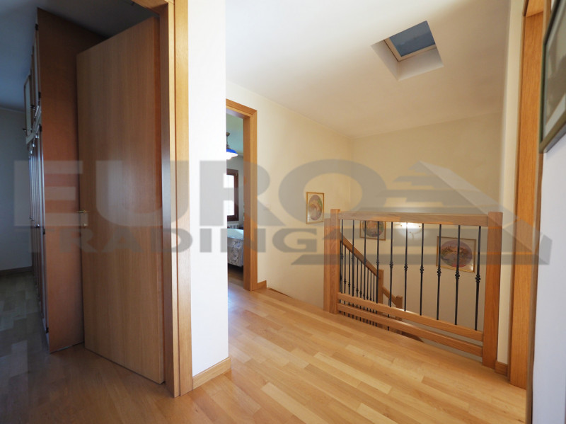 Nel pieno centro di Preganziol, proponiamo in vendita una splendida casa indipendente con ampio g...