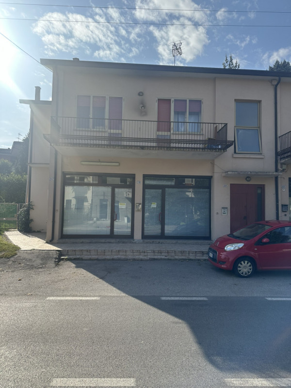 Ottimo negozio fronte strada in via Fornaci a Padova vendesi.
Negozio al piano terra con due vetr...