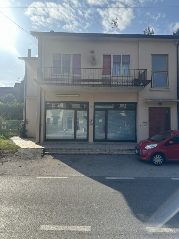 Ottimo negozio fronte strada in via Fornaci a Padova vendesi.
Negozio al piano terra con due vetr...