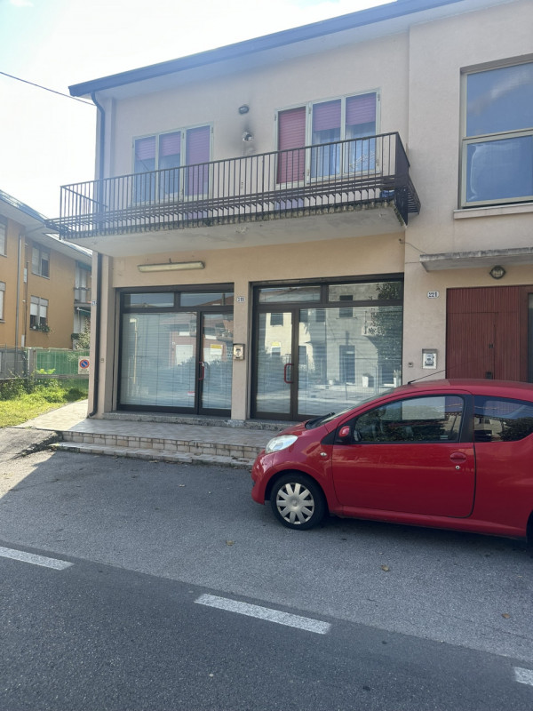 Ottimo negozio fronte strada in via Fornaci a Padova vendesi.
Negozio al piano terra con due vetr...