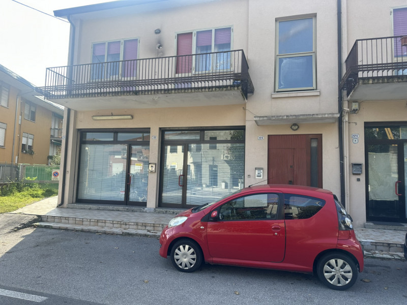 Ottimo negozio fronte strada in via Fornaci a Padova vendesi.
Negozio al piano terra con due vetr...