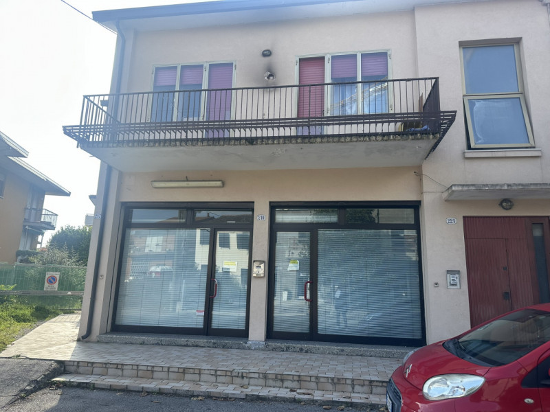 Ottimo negozio fronte strada in via Fornaci a Padova vendesi.
Negozio al piano terra con due vetr...