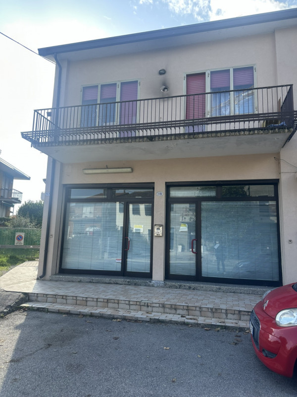 Ottimo negozio fronte strada in via Fornaci a Padova vendesi.
Negozio al piano terra con due vetr...