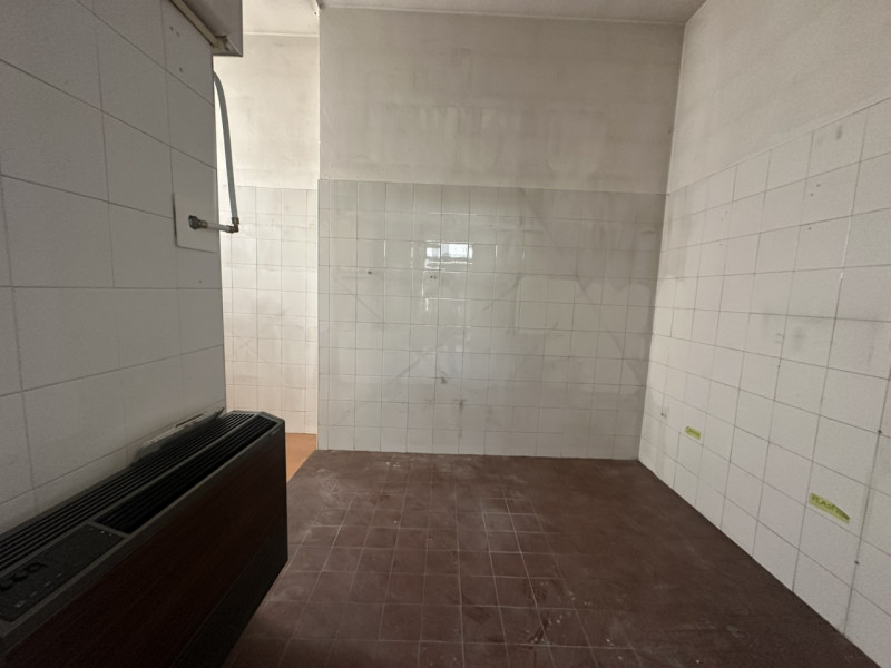 Ottimo negozio fronte strada in via Fornaci a Padova vendesi.
Negozio al piano terra con due vetr...