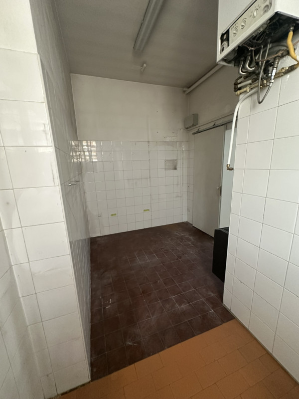 Ottimo negozio fronte strada in via Fornaci a Padova vendesi.
Negozio al piano terra con due vetr...