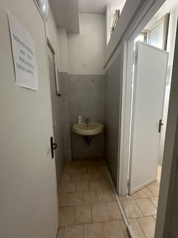 Ottimo negozio fronte strada in via Fornaci a Padova vendesi.
Negozio al piano terra con due vetr...