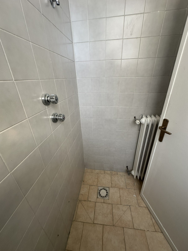 Ottimo negozio fronte strada in via Fornaci a Padova vendesi.
Negozio al piano terra con due vetr...