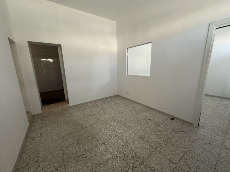 Ottimo negozio fronte strada in via Fornaci a Padova vendesi.
Negozio al piano terra con due vetr...